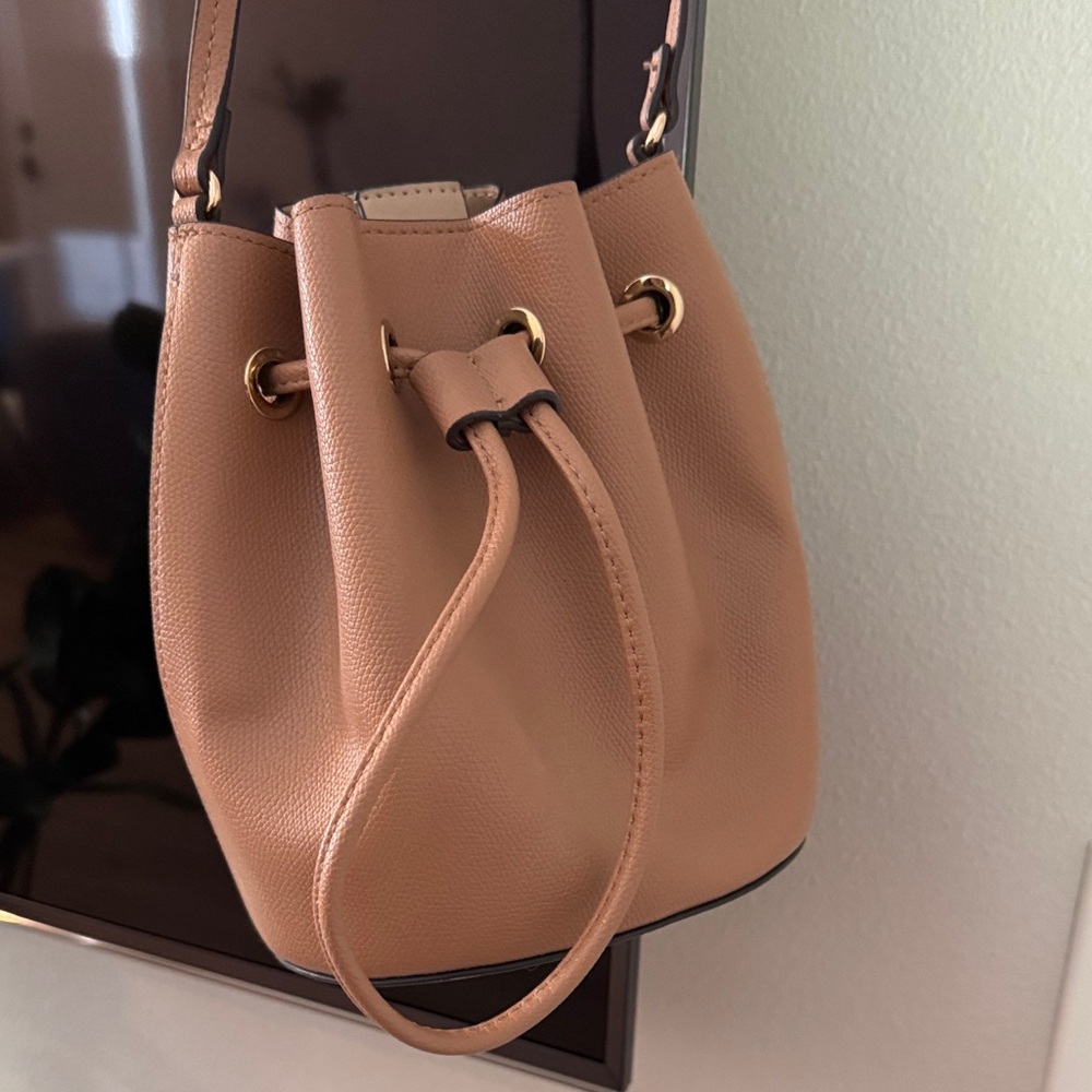 H&M drawstring purse tan color 
Beautiful for fall